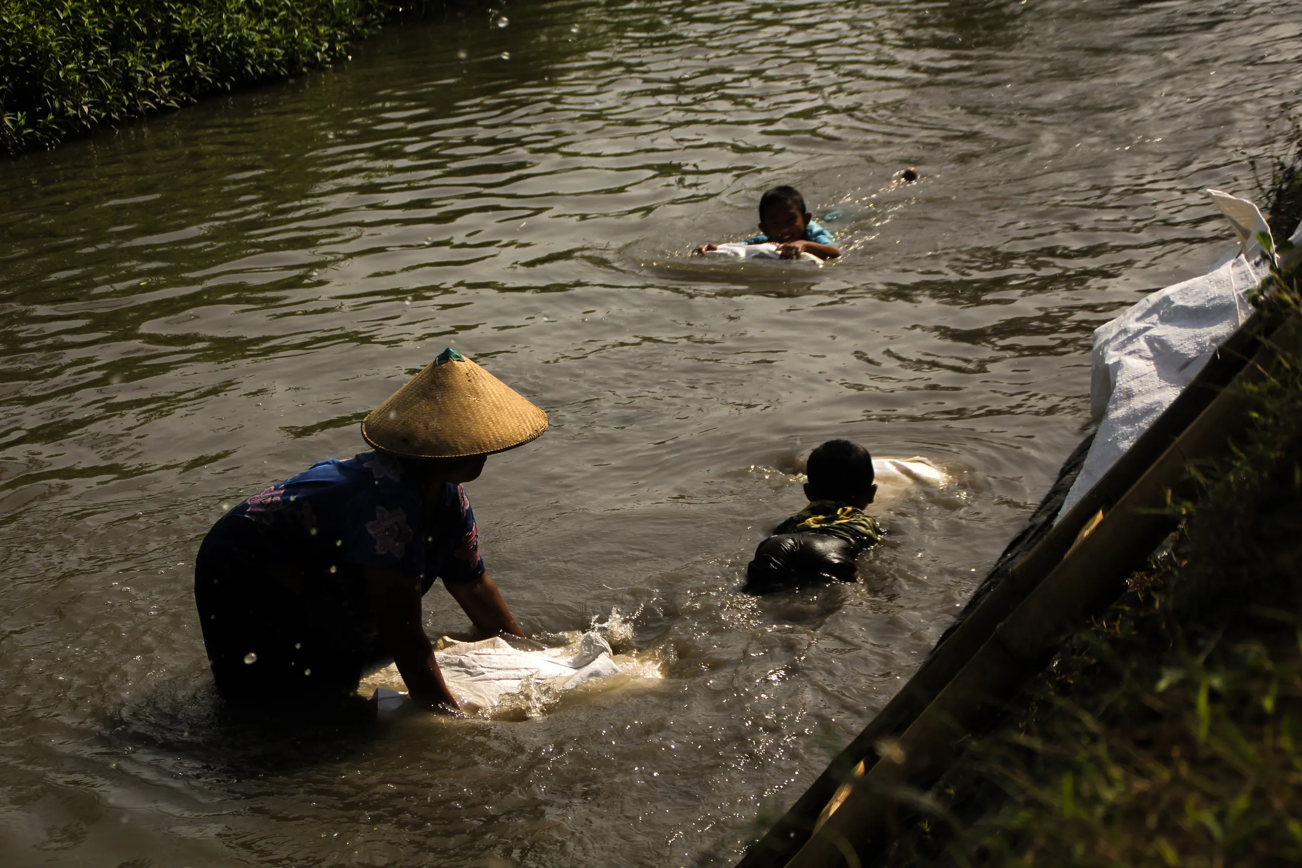 Washing gunny sacks with kids